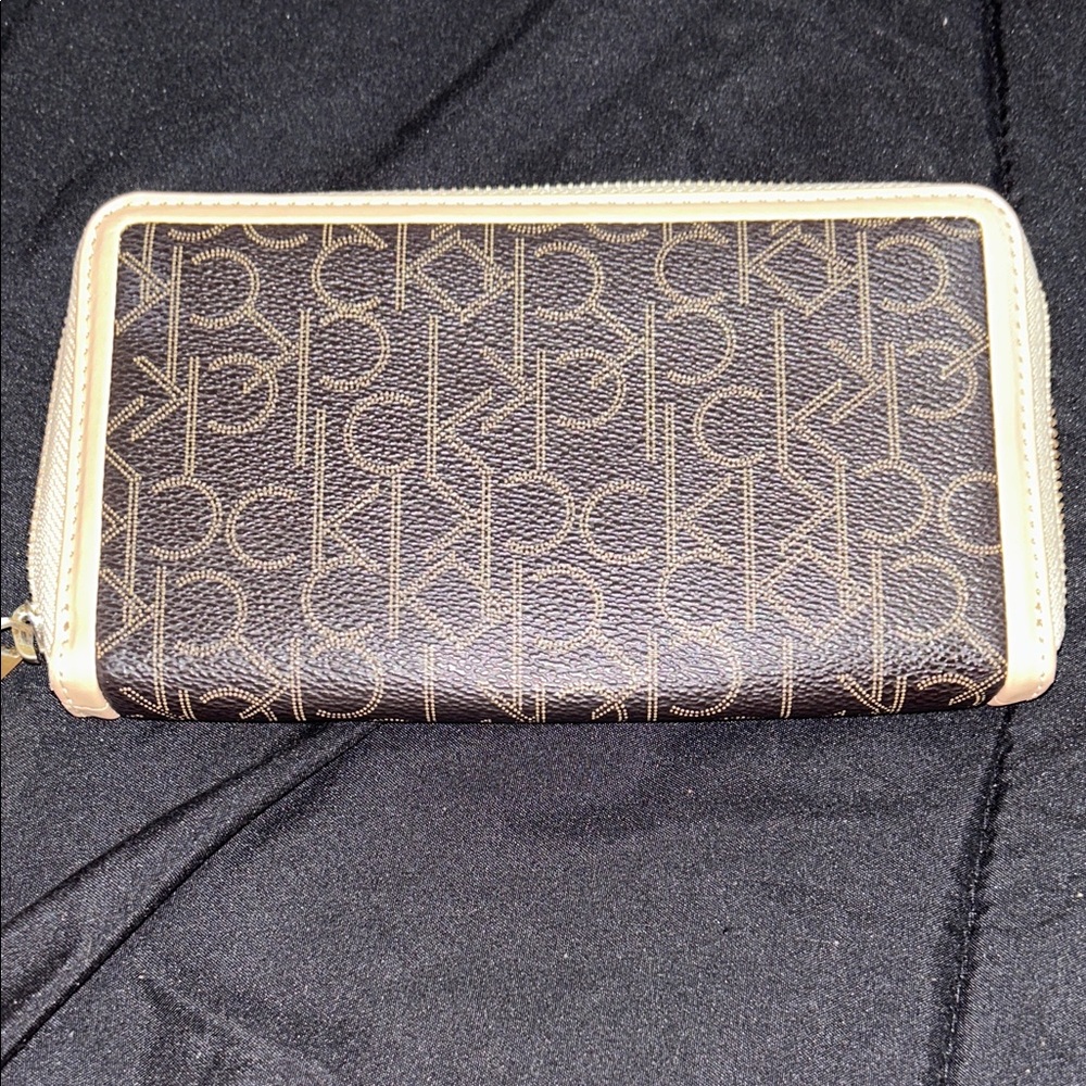 Calvin Klein Black and Tan Zip Wallet - Picture 3 of 4